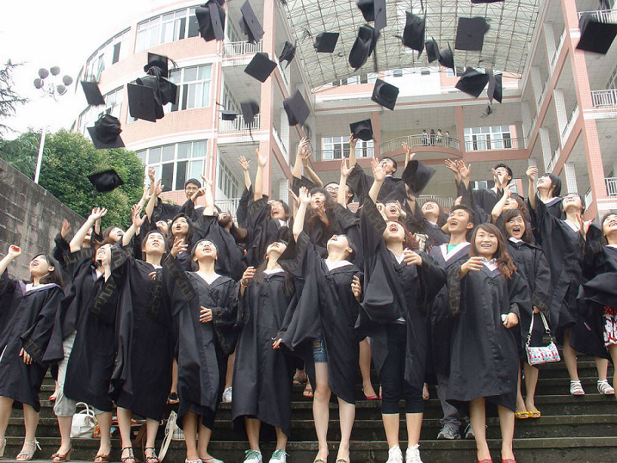 中南大学夜校毕业照2